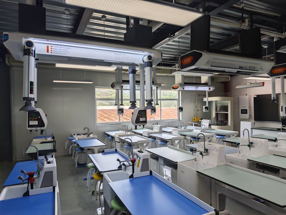 智能吊裝實驗室與傳統實驗室相比，具有以下顯著優勢：