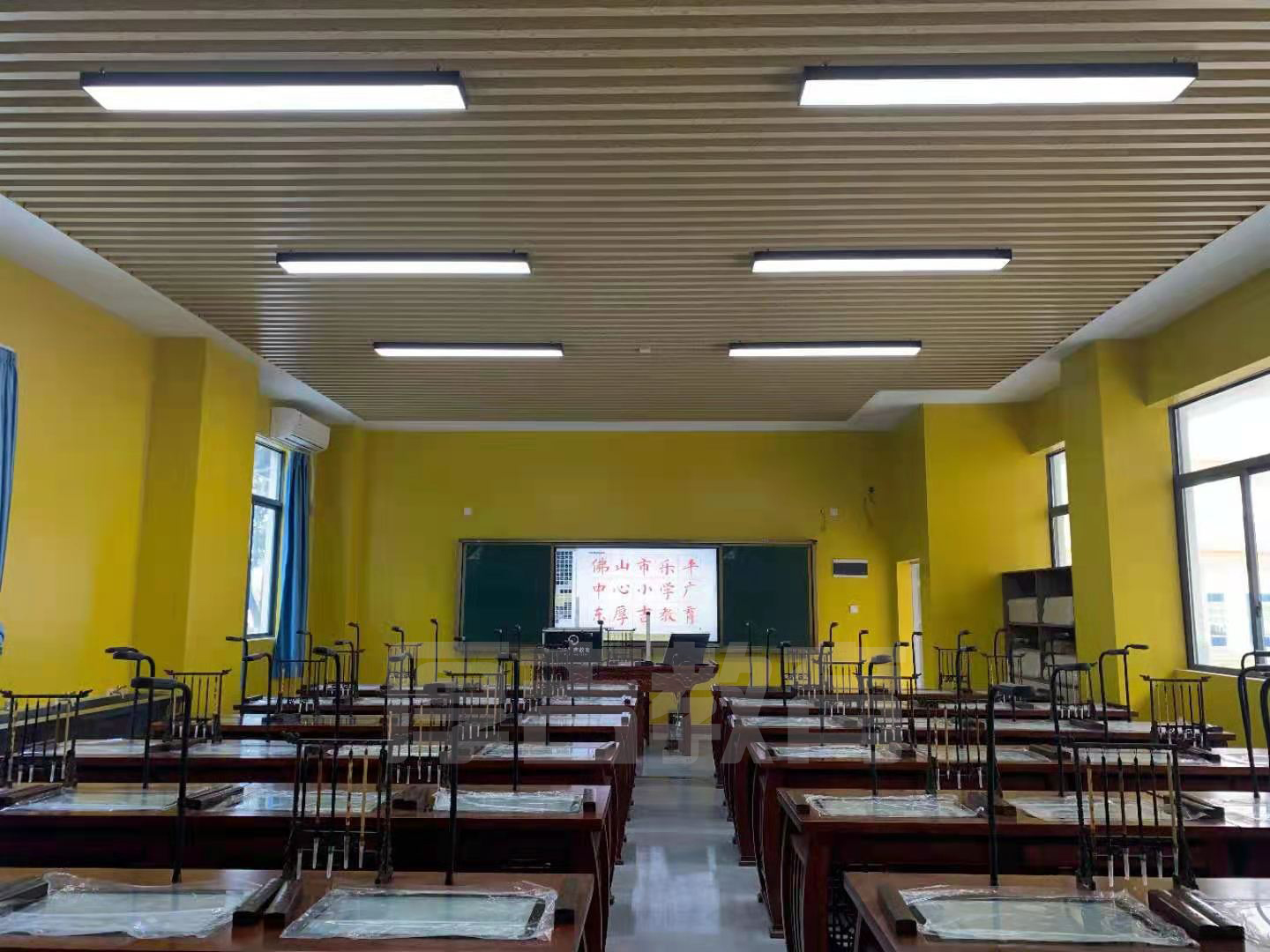 學校<a href='http://m.get-sharoushi.com/chanpin/57-1.html' target='1' style='font-size:18px; font-weight:bold; color:#000000;'>書法室</a>