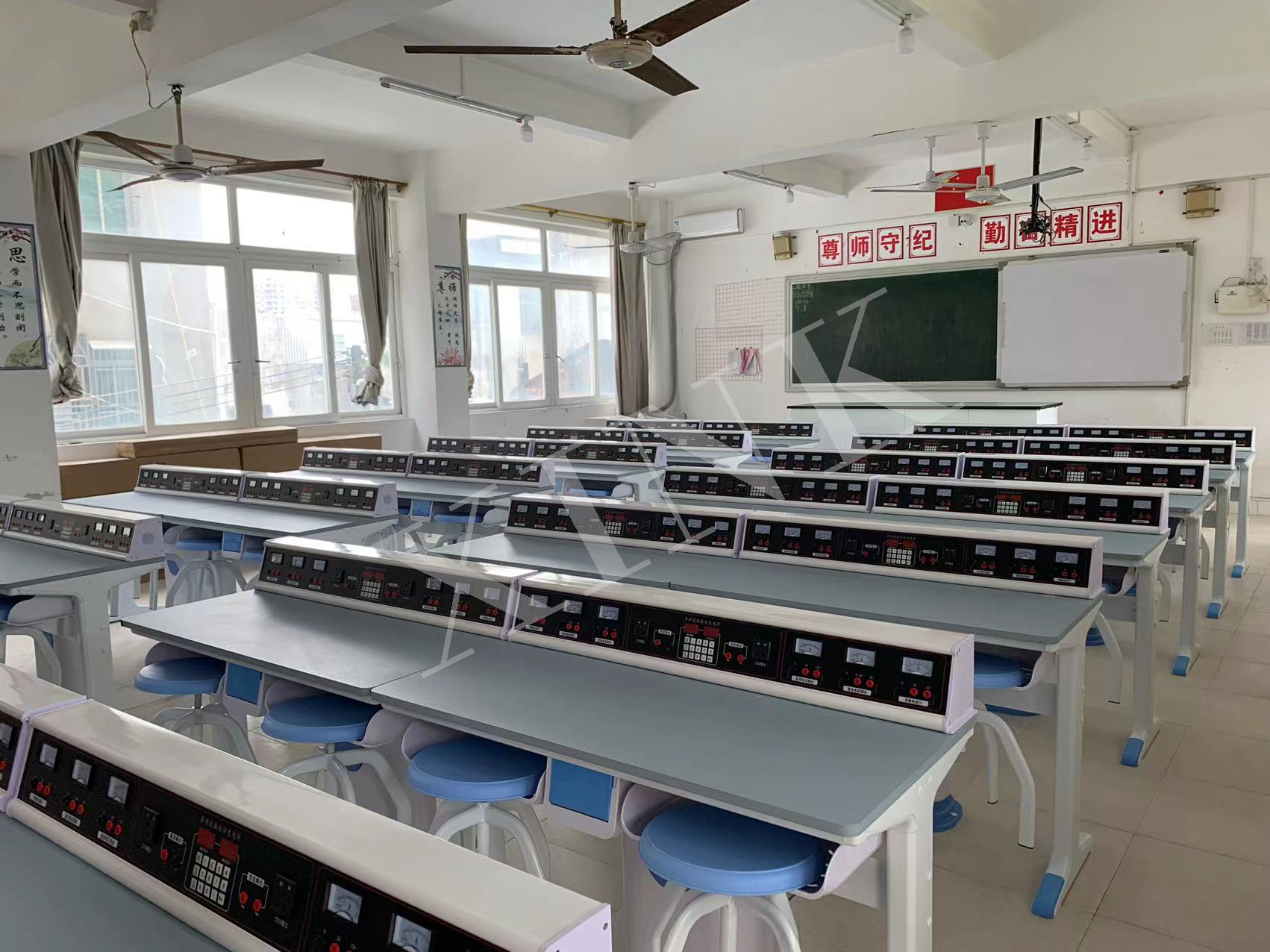 電學<a href='http://m.get-sharoushi.com/' target='1' style='font-size:14px; font-weight:bold; color:#0080ff;'>物理實驗室</a>