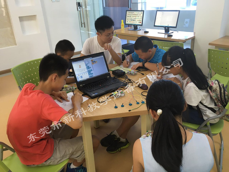 <a href='http://m.get-sharoushi.com' target='1' style='font-size:14px; font-weight:bold; color:#0080ff;'>創客實驗室</a>