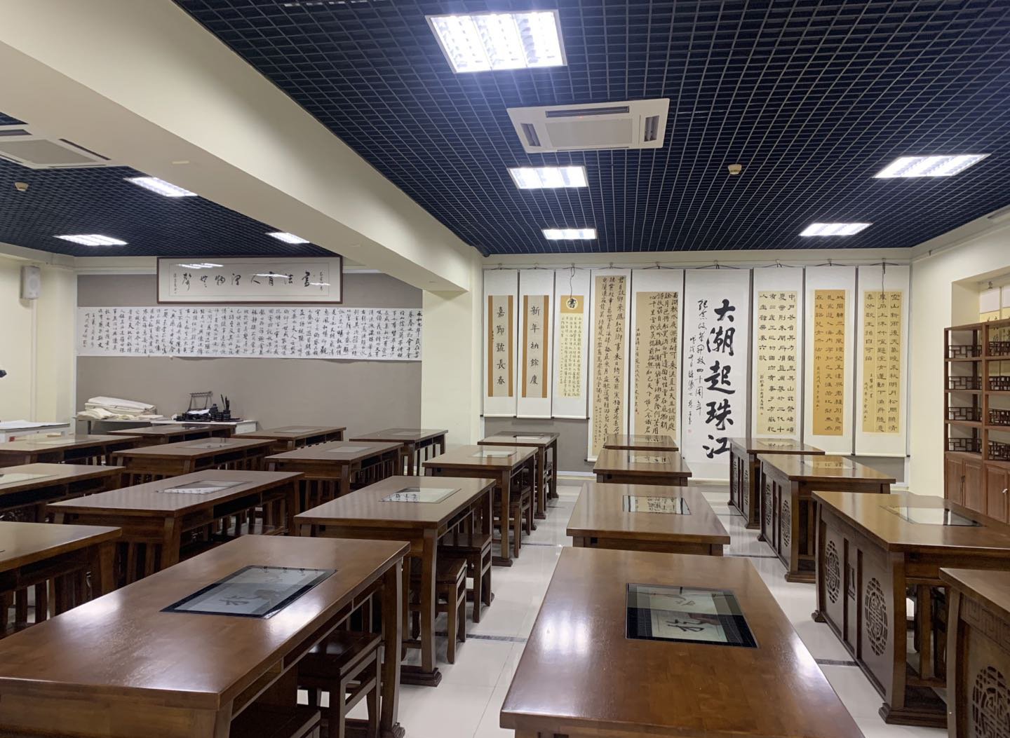 <a href='http://m.get-sharoushi.com/chanpin/57-1.html' target='1' style='font-size:18px; font-weight:bold; color:#000000;'>書法室</a>