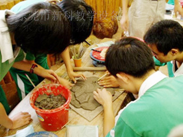 <a href='http://m.get-sharoushi.com/chanpin/55-1.html' target='1' style='font-size:18px; font-weight:bold; color:#000000;'>陶藝功能室</a>2